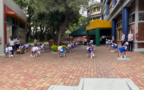 Los niños habían asistido con sus padres para la entrega de diplomas.
