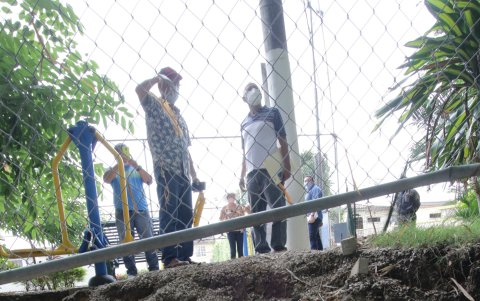 Escenario. Así se encuentra el terreno en el área del club social de la urbanización.