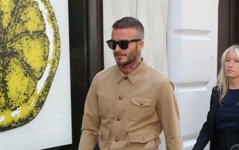 La ropa unitaria también se impone: camisas o chalecos con varios bolsillos y pantalones rectos o estilo cargo.