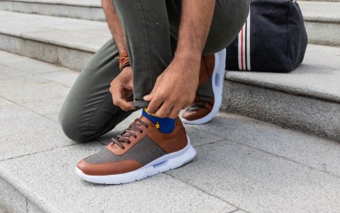 Para un outfit sporty chic, apueste por modelos de zapatos deportivos contrastados con casimir. Y no olvide unas medias protagónicas.