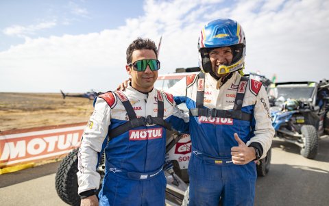 Entrega. Sebastián Guayasamín (d), piloto tricolor en el Dakar, junto a su copiloto argentino, Ricardo Torslachi.