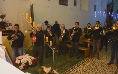 Evento. Los músicos dentro del templo entonaron sus instrumentos en agradecimiento a la Virgen de la Caridad.