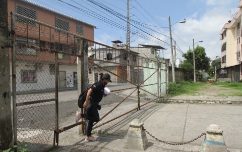 Por las cercas colocadas en los alrededores, entran y salen personas ajenas a la ciudadela Valdivia.