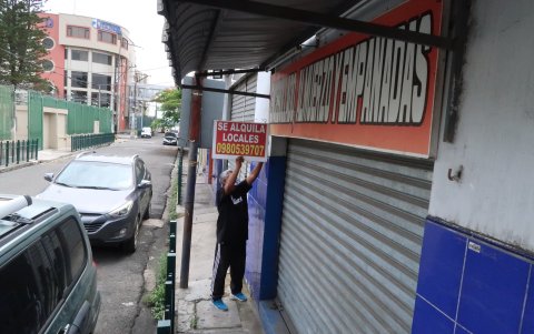 Otros dueños de negocios no quieren seguir luchando y han puesto en alquiler los locales donde laboraban.