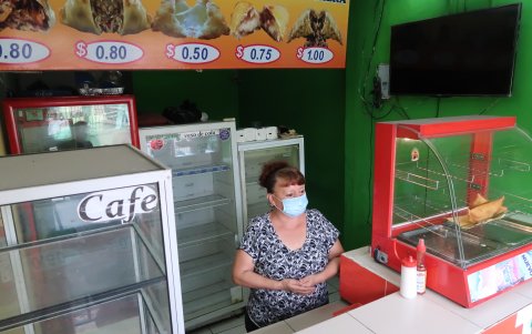 Algunos locales se mudan y otros buscan sobrevivir, a pesar de que ya no cuentan con la clientela.