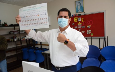 Hervas mientras cumple con el sufragio.