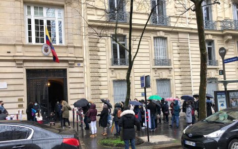 En los exteriores, decenas de ciudadanos esperaba para sufragar.