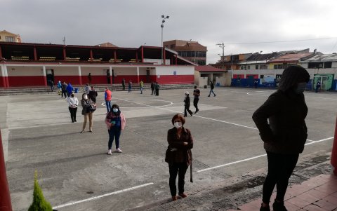 Los votantes empezaron a llegar a los recintos electorales desde antes de las 07:00.