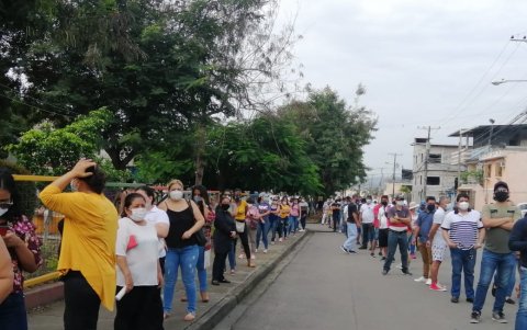 Largas filas persisten.