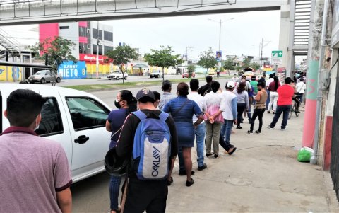 Largas filas en las afueras de los Recintos Electorales de Machala.