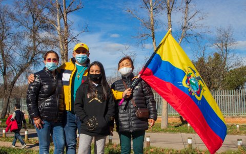 Ecuatorianos acuden en familia a las votaciones.