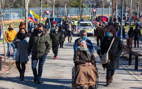 Ecuatorianos han llegado a votar desde muy temprano, aunque no en las cantidades que lo han hecho otros años.