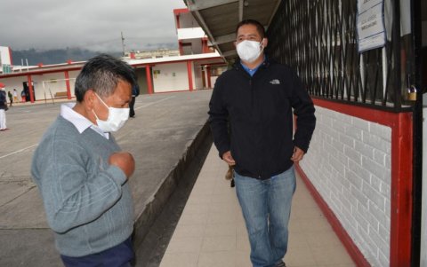 El adulto mayor, Jorge Ariza, se persignó, antes de cumplir con el sufragio.