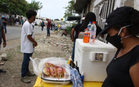 Vendedores ambulantes se hicieron presentes en los recintos pese a la prhibición expresa.