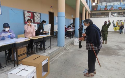 Teresa Palacios acudió temprano a votar, con la esperanza de ayudar a cambiar el país.