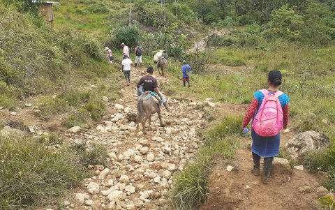 Por falta de carreteras, los habitantes de la comunidad se movilizaron por vías empedradas internas.