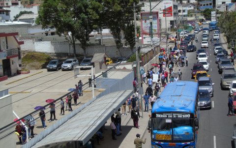 En el Colegio Pomasqui la gente hizo una larga fila, aunque ingresó rápido gracias a la infraestructura.