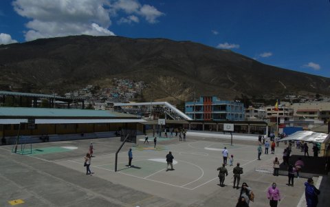 El caos de los exteriores en las otras instituciones educativascontrastó por la paz y orden en el interior de cada recinto.