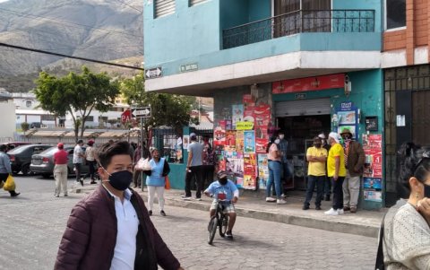 La venta de comida ambulante se volvió un deporte extremo. La vendedora de espumillas fue retirada del lugar por los policías