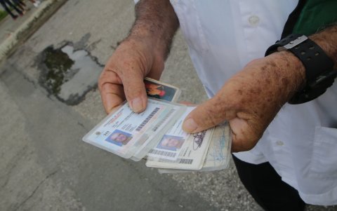 Testimonio. Paladines conserva en su billetera los certificados de votación de los últimos seis años.