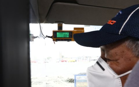 2 y3. Elemento. Uno de los requisitos para que los taxis rueden en Guayaquil es que deben tener instalados los taxímetros. Sin embargo, no se utiliza en la práctica totalidad de las carreras.