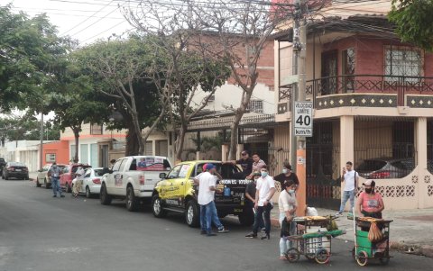 Vendedores ambulantes también han hecho su aparición en el recinto, a la espera de clientes.