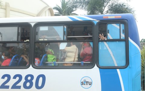 Hecho. Algunas líneas de buses transportaron más del aforo establecido.