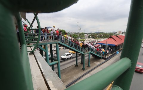 Las filas en la Metrovía fueron extensas a lo largo de todo el día.