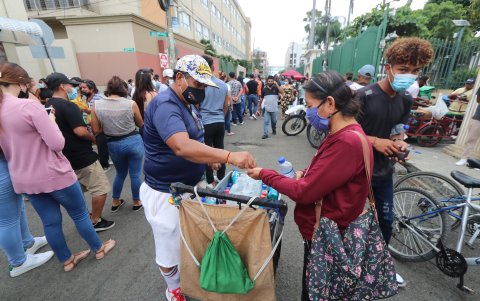 Pese a que estaba prohibido, sí hubo vendedores informales en los alrededores de los recintos electorales.