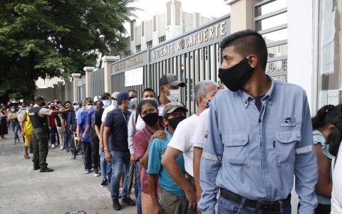 Las filas fueron extensas en los exteriores del colegio Vicente Rocafuerte.