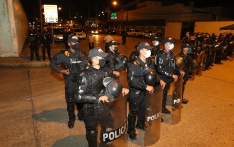 El resguardo policial en la afueras CNE Guayaquil.