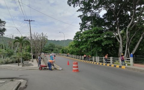 Personal municipal se encontraba en la avenida 39 NO desde Urdesa hacia el Albán Borja, por trabajos de limpieza y pintura en el puente.