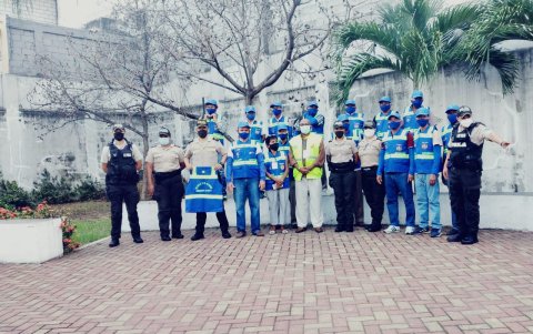 Los chalecos serán entregados a las personas que cuidan carros.