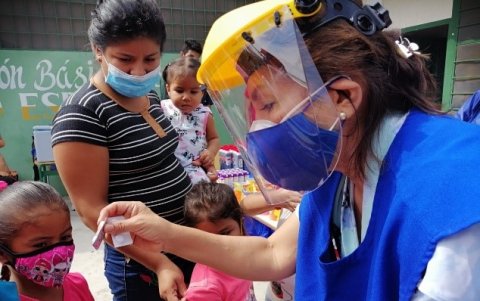 Los miembros del Club llevan las brigadas de salud a los recintos.