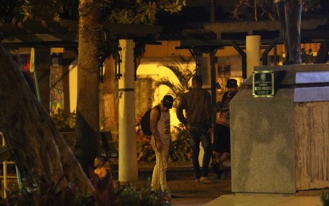Los moradores de Sauces VII se quejan de que personas sospechosas se han adueñado del parque, para fumar o beber.