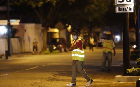 Guardias. Ante el incremento de delitos en la urbanización de Los Ceibos se han duplicado la presencia de los guardias privados contratados por los moradores.