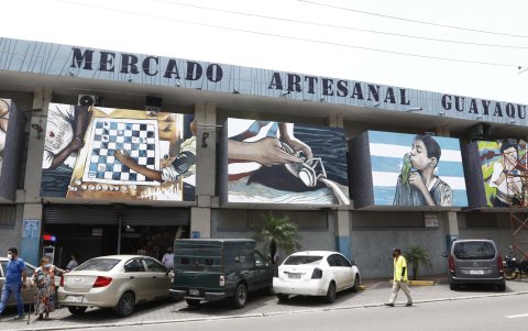 Escenario. Los murales se encuentran plasmados en la fachada del establecimiento, en la calle Loja.