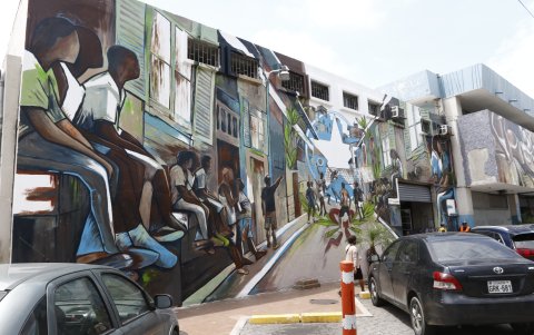 Obra. Un partido de volley, de 40 o la elaboración de un sombrero de paja toquilla, son parte de los murales.
