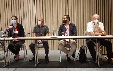 Francesca Ferrero, de la Asociación de Restaurantes del Guayas; Guido Varela, de la Red ecuatoriana de tenderos; Juan Zurita, de cerveceros artesanales; y 
Pedro Serrano, de la Asociación Hotelera.