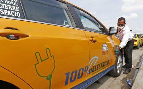 Transporte. Agustín Guiracocha, uno de los conductores que es precursor en Guayaquil en ofrecer el servicio de taxi en un carro eléctrico, que no contamina.