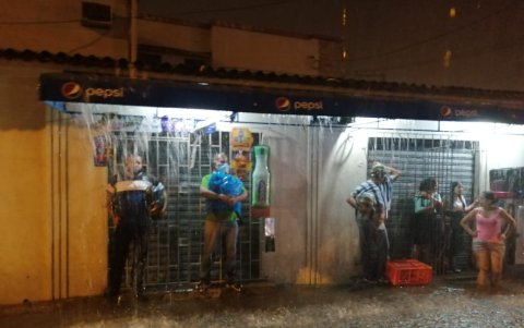 En el norte y centro de la ciudad, los peatones intentaban cubrirse de la lluvia en los soportales y techos de las viviendas.