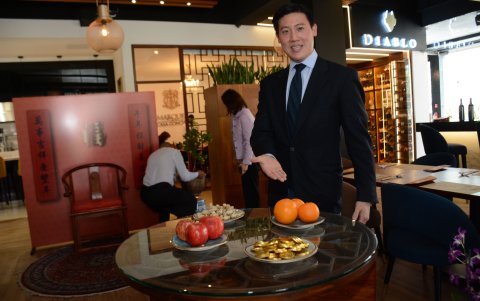 Adrián Kao explica que los alimentos del festejo son cruciales. El maní representa abundancia, las naranjas fortuna, las manzanas paz y las monedas doradas riqueza.
