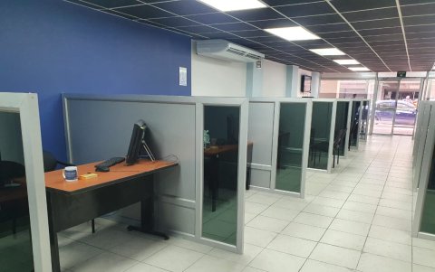 El consultorio jurídico cuenta con su respectivo mobiliario y computadoras.