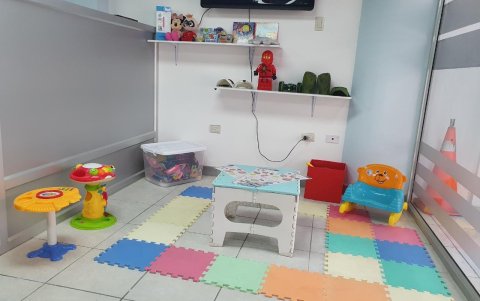 El consultorio jurídico tiene un área de recreación para niños en donde las madres podrán entretener a sus hijos, mientras reciben la asesoría legal respectiva.