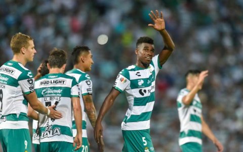 Félix Torres (d) será titular con el Santos Laguna frente al Necaxa.