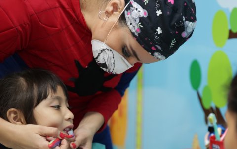 La doctora Gutiérrez manifiesta que los niños solo requieren de un buen cepillado para una limpieza bucal, el enjuague bucal no es prioritario.