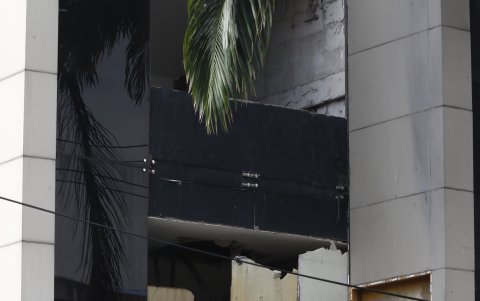 Hechos. El edificio de al frente de estos inmuebles presenta daños en su estructura.