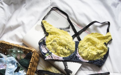 Combine su vestido lencero con un blazer para darle un toque sofisticado.