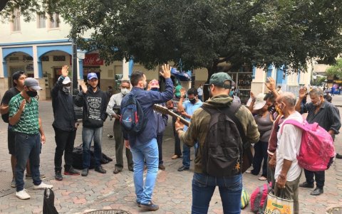 Con oraciones y alabanzas, llegan a las personas que se reúnen en la plaza San Francisco.