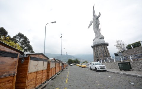 La mayoría de los negocios de El Panecillo permanecen cerrados. Pocos turistas llegan hasta ahí debido al temor al contagio y la inseguridad.